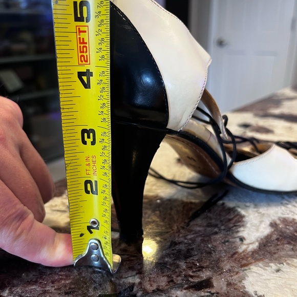 CHANEL Heels. Black and White. Size 38 - Picture 9 of 9